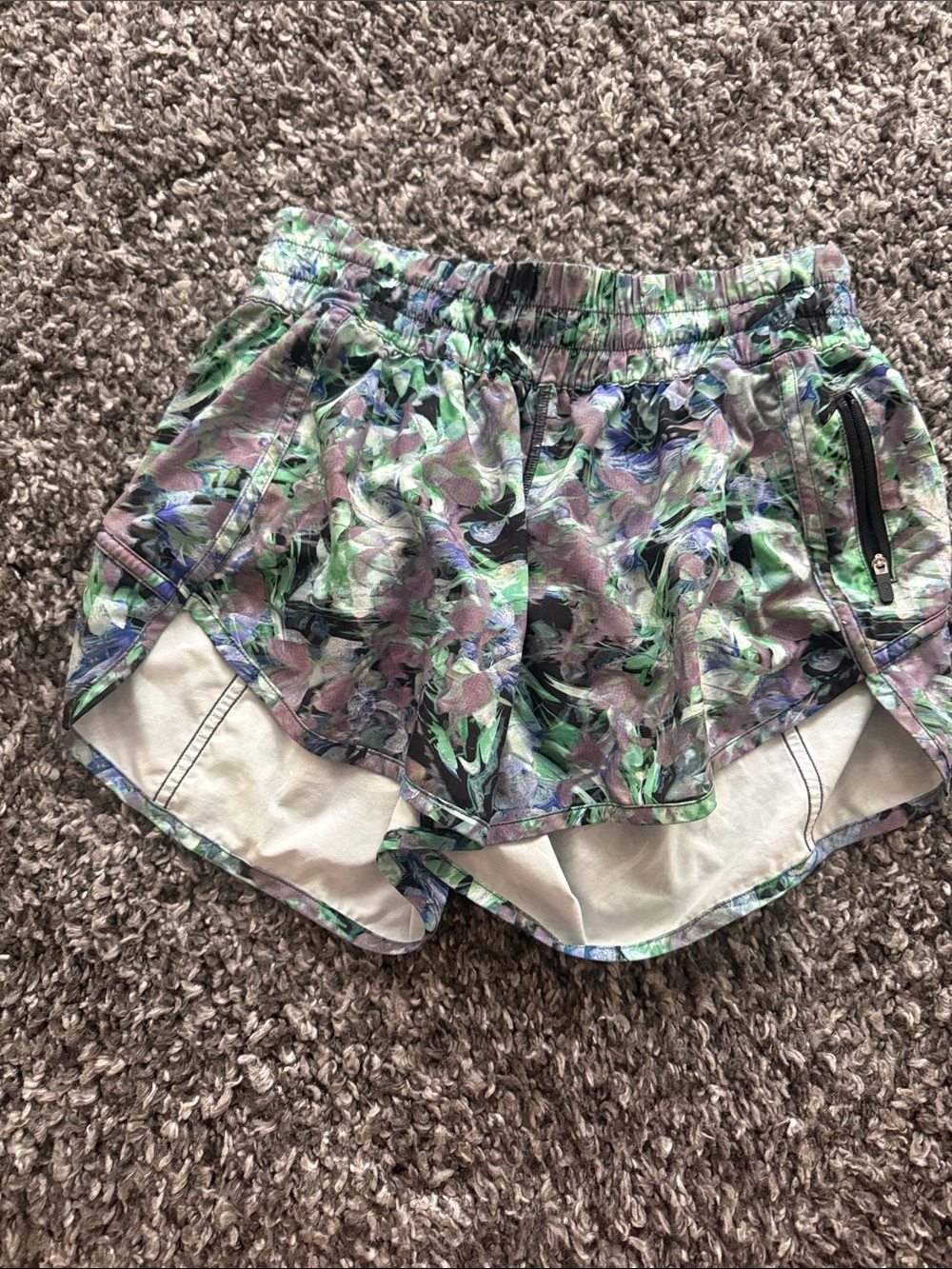 Lululemon Track That Mid-Rise Short 5" Size 8 - Picture 3 of 6